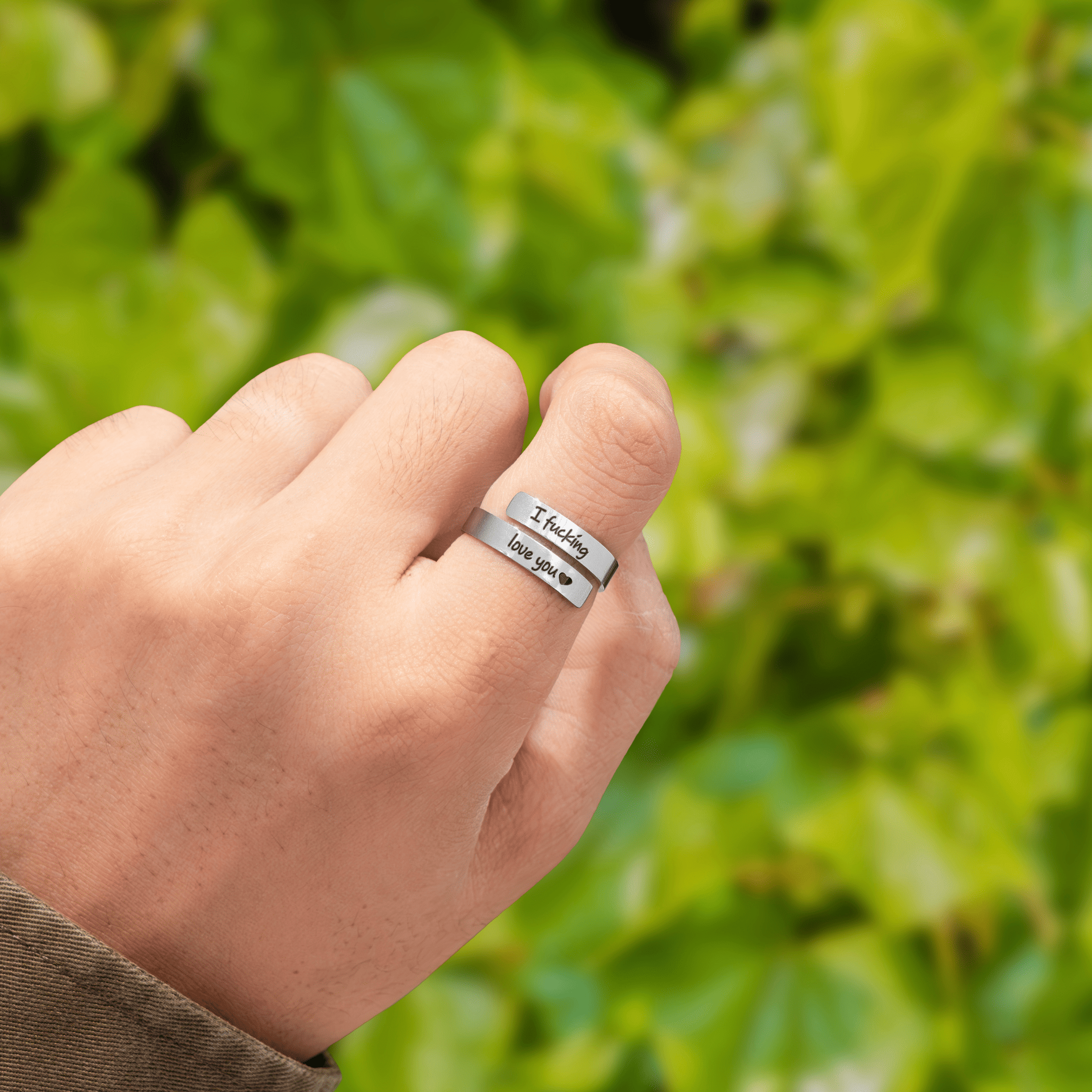 Anello inciso «Ti Amo da Morire» al dito